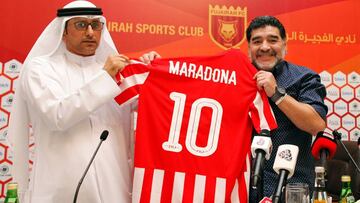 Diego Armando Maradona posa con una camiseta de Al Fujairah FC durante su presentaci&oacute;n como t&eacute;cnico del equipo.