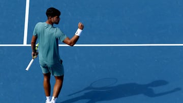 MASON, OHIO - AUGUST 12: Carlos Alcaraz of Spain celebrates match point against Hamad Medjedovic of Serbia during the Cincinnati Open at Lindner Family Tennis Center on August 12, 2025 in Mason, Ohio. Matthew Stockman/Getty Images/AFP (Photo by MATTHEW STOCKMAN / GETTY IMAGES NORTH AMERICA / Getty Images via AFP)