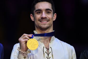 Javier Fernández posa con la medalla de oro como campeón de Europa 2018. El patinador madrileño suma su sexto metal europeo. 