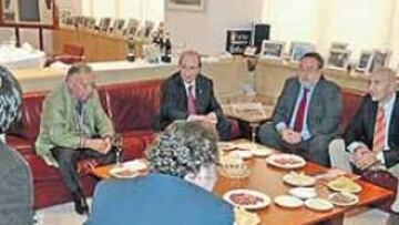 <b>ALREDEDOR DEL BALONCESTO. </b>Eduardo Portela, entre Alfredo Relaño y Pedro Ferrándiz, durante la charla mantenida ayer en su visita a la redacción de AS.