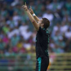 Santos vence a León y acerca a la quema a Javier Torrente