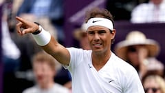 Rafa Nadal hace una señal durante su partido ante Auger-Aliassime en Hurlingham.