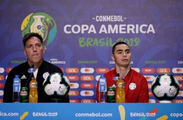 Miguel Almirón and Paraguay coach Eduardo Berizzo.