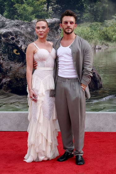 Scarlett Johansson y Jonathan Bailey posan en la alfombra roja de 'Jurassic World: El renacer' en el Lincoln Center, Nueva York.