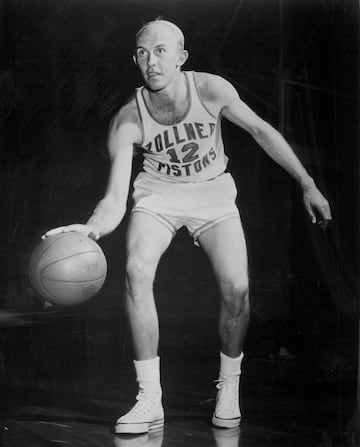 Jugador de baloncesto norteamericano, y apodado como ‘Bird’, George Harry Yardley disputó un total de 7 temporadas en la NBA, siendo el primero en conseguir 2.000 puntos en una misma campaña. En 1971 estuvo nominado a mejor jugador de la NBA, aunque no consiguió el galardón. Falleció en 2004.