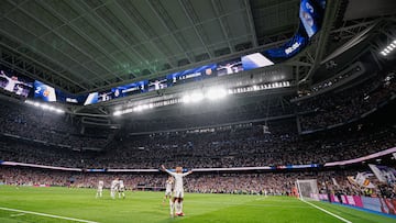 Bellingham celebra su gol al Barcelona en el Clásico.