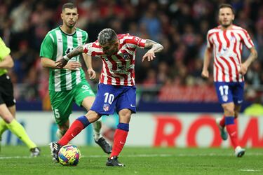 1-0. El delantero argentino tras superar a varois jugadores béticos, lanza un derechazo cruzado superando a Rui Silva.