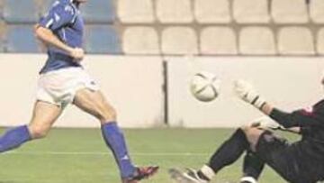 <b>PROVIDENCIAL. </b>César resuelve una buena ocasión de gol de Sendoa.