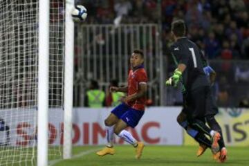 Muslera y Vargas miran c&oacute;mo el bal&oacute;n pega en el poste tras el disparo de Orellana.