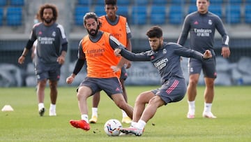 Asensio pasa um balón ante la presión de Isco.