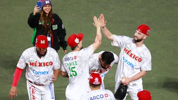 AME2900. GUADALAJARA (MÉXICO), 07/02/2026.- Jugadores de México Rojo celebran este viernes, en un partido de las semifinales de La Serie del Caribe de Béisbol 2026 entre Puerto Rico y México Rojo, en el Estadio Panamericano Charros de Jalisco en Guadalajara (México). EFE/ Francisco Guasco