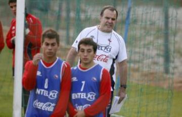 Marcelo Bielsa dándole instrucciones a Eduardo Vargas y Boris Sagredo.