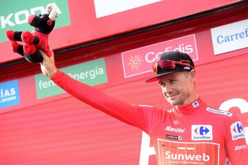 Nicolas Roche sigue con el maillot rojo.