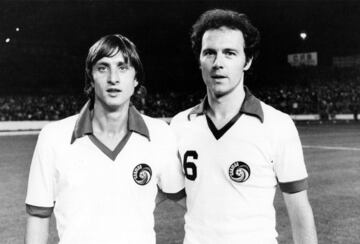 Tras un breve per¨ªodo de inactividad, Cruyff decidi¨® enrolarse en la Liga Estadounidense. Jugando en Los Angeles Aztecs, Washington Diplomats y ocasionalmente con los New York Cosmos en el que aparece en esta imagen junto a Beckenbauer.