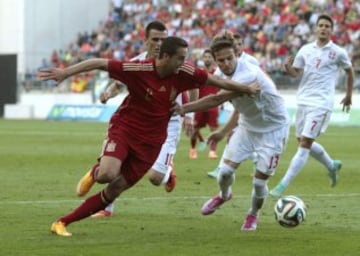 El centrocampista de España Sergio Roberto Carnicer lucha por el balón con el defensa de Serbia Nemanja Petrovic durante el partido de vuelta de la eliminatoria de acceso a la fase final del Campeonato de Europa Sub 21 que disputan en el estadio Ramón de Carranza. 