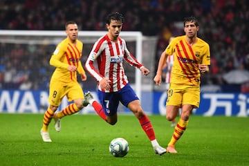 Joao Félix entre Arthur y Sergi Roberto.