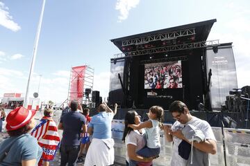 Desde las 10:00 de la mañana los aficionados atléticos celebran el estreno del nuevo estadio rojiblanco Wanda Metropolitano en los alrededores del estadio.
