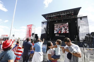 Desde las 10:00 de la mañana los aficionados atléticos celebran el estreno del nuevo estadio rojiblanco Wanda Metropolitano en los alrededores del estadio.
