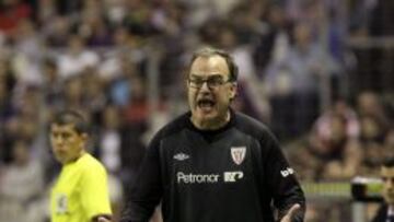 Bielsa da instrucciones durante el desarrollo del &uacute;ltimo Athletic-Real Madrid en San Mam&eacute;s.