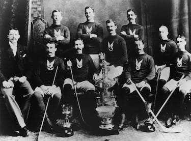 La Stanley Cup es el trofeo que se le entrega al campeón de la NHL (liga profesional de hockey hielo de Estados Unidos y Canadá). La copa fue adquirida por Lord Stanley, gobernador general de Canadá en 1892. La primera la ganaron los A.A.A. de Montreal en 1893 (en la foto) y desde ese momento, hasta 1915, cualquier equipo podía desafiar al campeón en un partido. Desde 1915 se entrega de manera anual. Los Montreal Canadiens tienen más Stanley Cup que nadie, 24. 