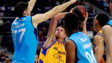 GRAF8703. MADRID, 27/04/2019.- El jugador sueco del Herbalife Gran Canaria Marcus Eriksson (c) disputa un balón con el jugador del Movistar Estudiantes Víctor Artega (i), durante el partido correspondiente a la vigésimo novena jornada de Liga Endesa, disputado en el Palacio WiZink Center, en Madrid. EFE/ Ángel Díaz