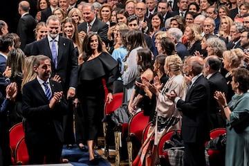 El rey Felipe VI y la reina Letizia, a su llegada a la 44º edición de los Premios Princesa de Asturias en el teatro Campoamor de Oviedo.