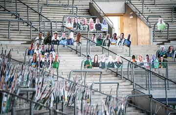 Imágenes de aficionados del Borussia Monchengladbach llenan las gradas del Borussia Park. Los seguidores del club alemán apoyan a su equipo comprando estos cartelones con sus caras y que permanecerán en el estadio hasta que vuelvan los partidos al estadio.