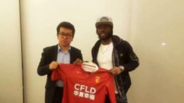 Gervinho, con la camiseta del Hebei chino