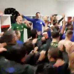 La celebración del Athletic en el vestuario de Granada con Asier Villalibre a la trompeta