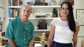 RESPONSABLES. El doctor José González posa para AS junto a María en el Centro Médico Deyre.