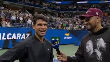 El tenista australiano Nick Kyrgios entrevista al español Carlos Alcaraz tras un partido en el US Open.
