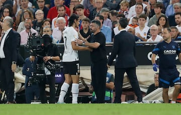 Edinson Cavani se retira lesionado. En la imagen con su entrenador, Gennaro Gattuso.