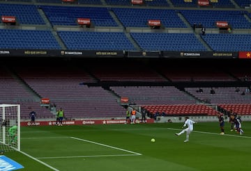 Debido a las restricciones sanitarias provocadas para frenar la expansi¨®n de la pandemia provocada por la Covid-19. El 24 de cotubre de 2020 el Camp Nou vac¨ªo fue testigo del Cl¨¢sico sin p¨²blico.
1-3 gan¨® el Real Madrid con goles de Ansu Fati para el Barcelona y de Valverde, Ramos (en la imagen) y Luka Modric.