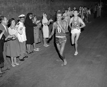 El etíope Abebe Bikila se dio a conocer en su país en 1960 cuando recorrió la distancia del maratón en 2 horas, 21 minutos y 23 segundos, toda una hazaña. Al alistarse en el ejército etiope, Bikila conoció al entrenador sueco Onni Niskanen, quien intentó convencerle para que corriese con zapatillas, pero el etiope le demostró que corría más rápido descalzo. Ya en los Juegos Olímpicos celebrados en Roma en 1960 deslumbró al público ganando la medalla de oro en la prueba de maratón. Al mismo tiempo, se convirtió en el primer africano negro en obtener una medalla. Lo que más sorprendió al público es que recorrió descalzo los 42 km. y 195 metros de los que consta el maratón. Cuatro años después, en Tokio'64, a pesar de que estaba convaleciente de una operación de apendicitis y no haber podido entrenar lo suficiente, volvió a hacerse con el oro (2:12.11), esta vez ya con zapatillas. Su última aparición en una competición fue en México'68, pero desgraciadamente se tuvo que retirar a los 17 kilómetros por diversos problemas físicos. CLARA PARDO