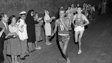 El etíope Abebe Bikila se dio a conocer en su país en 1960 cuando recorrió la distancia del maratón en 2 horas, 21 minutos y 23 segundos, toda una hazaña. Al alistarse en el ejército etiope, Bikila conoció al entrenador sueco Onni Niskanen, quien intentó convencerle para que corriese con zapatillas, pero el etiope le demostró que corría más rápido descalzo. Ya en los Juegos Olímpicos celebrados en Roma en 1960 deslumbró al público ganando la medalla de oro en la prueba de maratón. Al mismo tiempo, se convirtió en el primer africano negro en obtener una medalla. Lo que más sorprendió al público es que recorrió descalzo los 42 km. y 195 metros de los que consta el maratón. Cuatro años después, en Tokio'64, a pesar de que estaba convaleciente de una operación de apendicitis y no haber podido entrenar lo suficiente, volvió a hacerse con el oro (2:12.11), esta vez ya con zapatillas. Su última aparición en una competición fue en México'68, pero desgraciadamente se tuvo que retirar a los 17 kilómetros por diversos problemas físicos. CLARA PARDO