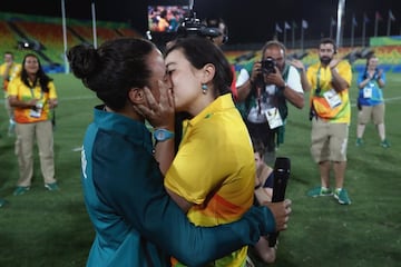 Una de las voluntarias de los Juegos Olímpicos, Marjorie Enya, no dudó en pedir matrimonio a la jugadora brasileña de Rugby 7 Isadora Cerullo en los Juegos Olímpicos de Río. Toda una declaración de intenciones a nivel mundial para la normalización del matrimonio homosexual.