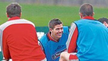 <b>OPTIMISMO. </b>La sonrisa de Steven Gerrard, ayer durante el entrenamiento de la selección inglesa, es prueba del magnífico ambiente y el optimismo que reina entre los hombres de Fabio Capello.