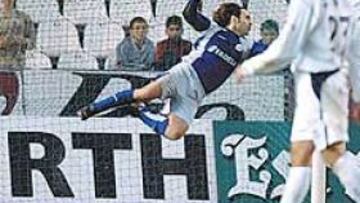 <b>LAS CAZA AL VUELO. </b>Kovacevic remachó de cabeza al fondo de la red y firmó el empate en Riazor.