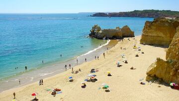 La Praia do Amado se sitúa entre Careanos y Três Castelos, enmarcada por los acantilados típicos de esta zona de costa, en los que se van alternando los tonos, entre los rojos-vivos y los ocres, así como diferentes modelados y relieves rocosos, siempre fantasiosos. El acceso al arenal se realiza a través de una empinada escalera que desciende por el acantilado, rodeada por una densa vegetación adaptada a ambientes salinos: barrilla, orgaza, aliso marítimo y asterisco.