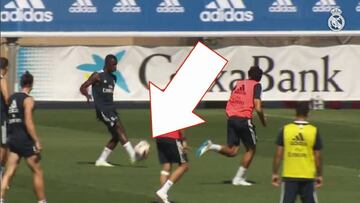 Vinicius recibe la ovación de sus compañeros por esta jugada