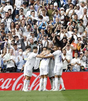 Los jugadores del Real Madrid celebran el 2-0 de Rodrygo al Espanyol. 