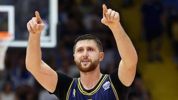 Jusuf Nurkic celebra la victoria de Bosnia.