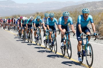 Fernando Gaviria ganó la cuarta etapa de la carrera argentina. Se impuso en el embalaje ante Peter Sagan y celebró por primera vez con el Movistar Team.