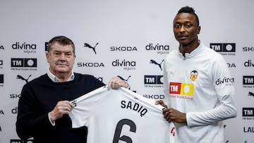 GRAFCVA1469. PATERNA (VALENCIA), 09/01/2026.- El Valencia presenta al delantero Umar Sadiq, de 28 años, como nuevo jugador del club de Mestalla tras alcanzar un acuerdo de traspaso con la Real Sociedad y firmar el nigeriano un contrato hasta 2028. En la imagen Sadiq junto al CEO del Valencia CF, Ron Gourlay. EFE/Biel Aliño
