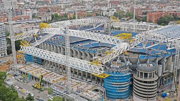 El Santiago Bernabéu es el estadio que más verán cambiado sus aficionados cuando vuelvan a las gradas. El Real Madrid ya tenía programadas las obras de remodelación del estadio y estaban organizadas de tal forma que no afectase a los partidos que tuviesen que jugarse. Sin embargo, la pandemia ha facilitado las obras y se espera que pueda estar terminado en la segunda mitad de 2022.  
Los cambios afectarán a todo el estadio en su totalidad. Desde la fachada, lo más llamativo, hasta el propio césped, plegable para ser capaz de acoger eventos durante todo el año. Incluso modificará su entorno, ya que la conocida esquina del Santiago Bernabéu, anteriormente convertida en centro comercial, será una nueva plaza para todos los madrileños. Un ambicioso proyecto de 796,5 millones de euros que obligó al Real Madrid a jugar el último tramo de la pasada temporada y esta última 2020-21 en el Alfredo Di Stéfano.  
