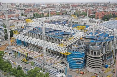El Santiago Bernabéu es el estadio que más verán cambiado sus aficionados cuando vuelvan a las gradas. El Real Madrid ya tenía programadas las obras de remodelación del estadio y estaban organizadas de tal forma que no afectase a los partidos que tuviesen que jugarse. Sin embargo, la pandemia ha facilitado las obras y se espera que pueda estar terminado en la segunda mitad de 2022.  
Los cambios afectarán a todo el estadio en su totalidad. Desde la fachada, lo más llamativo, hasta el propio césped, plegable para ser capaz de acoger eventos durante todo el año. Incluso modificará su entorno, ya que la conocida esquina del Santiago Bernabéu, anteriormente convertida en centro comercial, será una nueva plaza para todos los madrileños. Un ambicioso proyecto de 796,5 millones de euros que obligó al Real Madrid a jugar el último tramo de la pasada temporada y esta última 2020-21 en el Alfredo Di Stéfano.  
