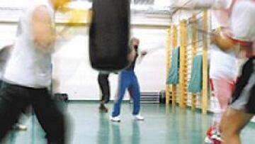 <b>EL PATIO DE LA CÁRCEL. </b>Los reclusos pasan las horas en la Escuela de Boxeo de Teixeiro mejorando su técnica y su pegada de cara a un futuro pugilístico fuera.