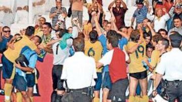 <b>¡A LA FINAL!. </b>Los jugadores del Alcorcón celebran con su afición el pase a la ronda definitiva.