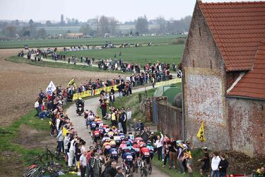 Espectadores de la carrera animan al pelotón en un tramo de la carrera.
