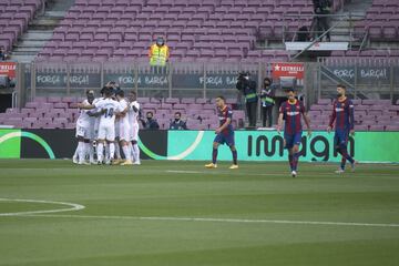 Los jugadores del Real Madrid celebrando el gol de Fede Valverde